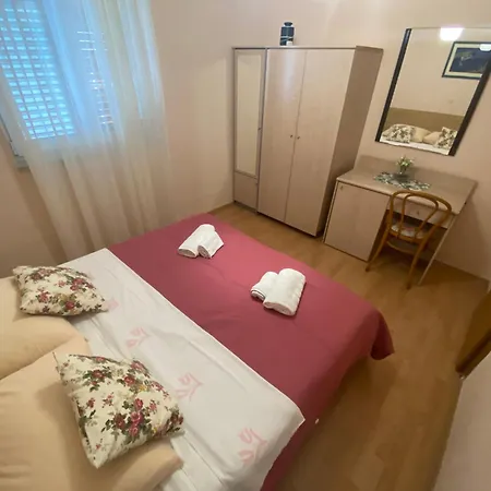 Escape From Center * Makarska